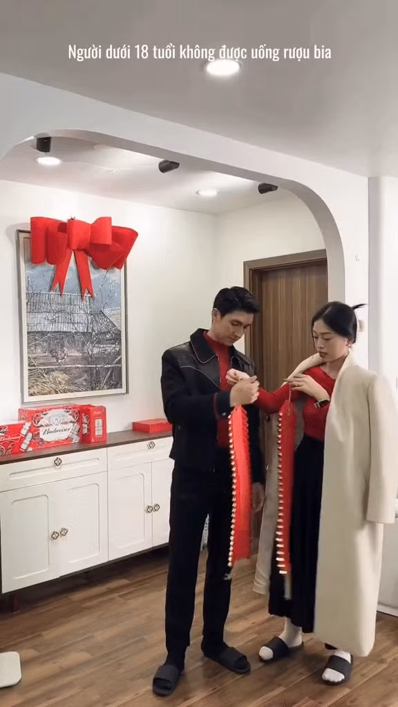 Cặp đôi sắm thêm đèn lồng, pháo dây để tô điểm cho không gian sống thêm phần sinh động.