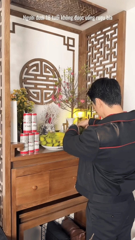 Trên bàn thờ gia tiên cũng chưng một cành đào nhỏ đã trổ bông.