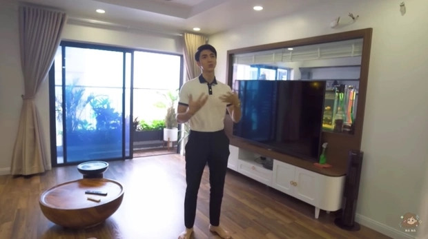 Trước đó, cặp đôi từng hé lộ cơ ngơi rộng rãi, tràn ngập ánh sáng.