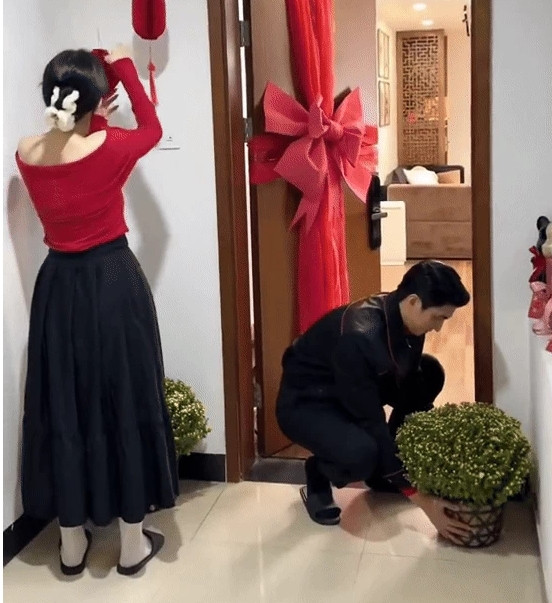 Hai chậu cúc vạn thọ được đặt hai bên cửa ra vào của căn nhà.