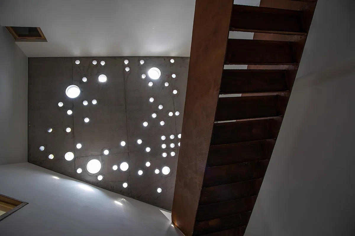 Phần khung đục rỗng lớn nhỏ khác nhau thiết kế trên trần cũng là điểm nhấn trong nhà.