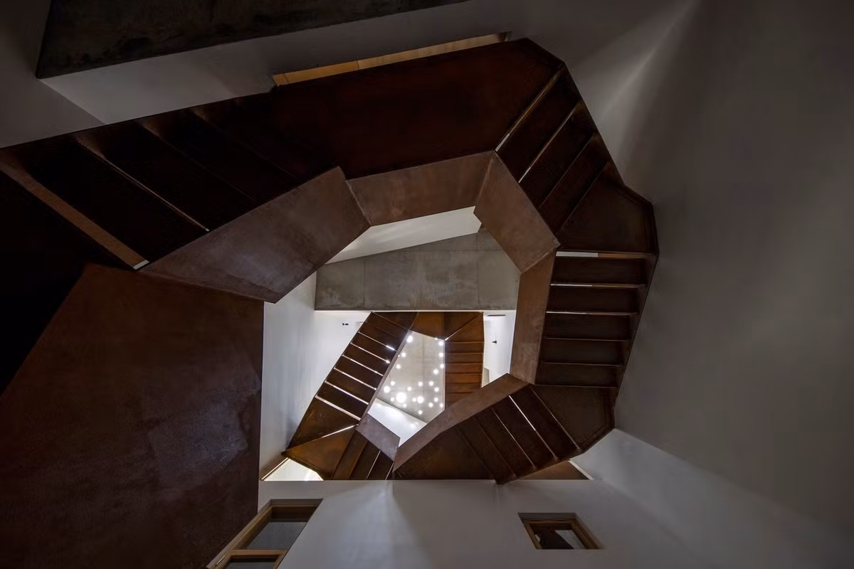 Tuyến đường giao thông này đã phá vỡ trục dài thường thấy ở những ngôi nhà ống điển hình đồng thời tạo ra nhiều chiều không gian hơn khi tiếp cận các căn hộ phía trên.