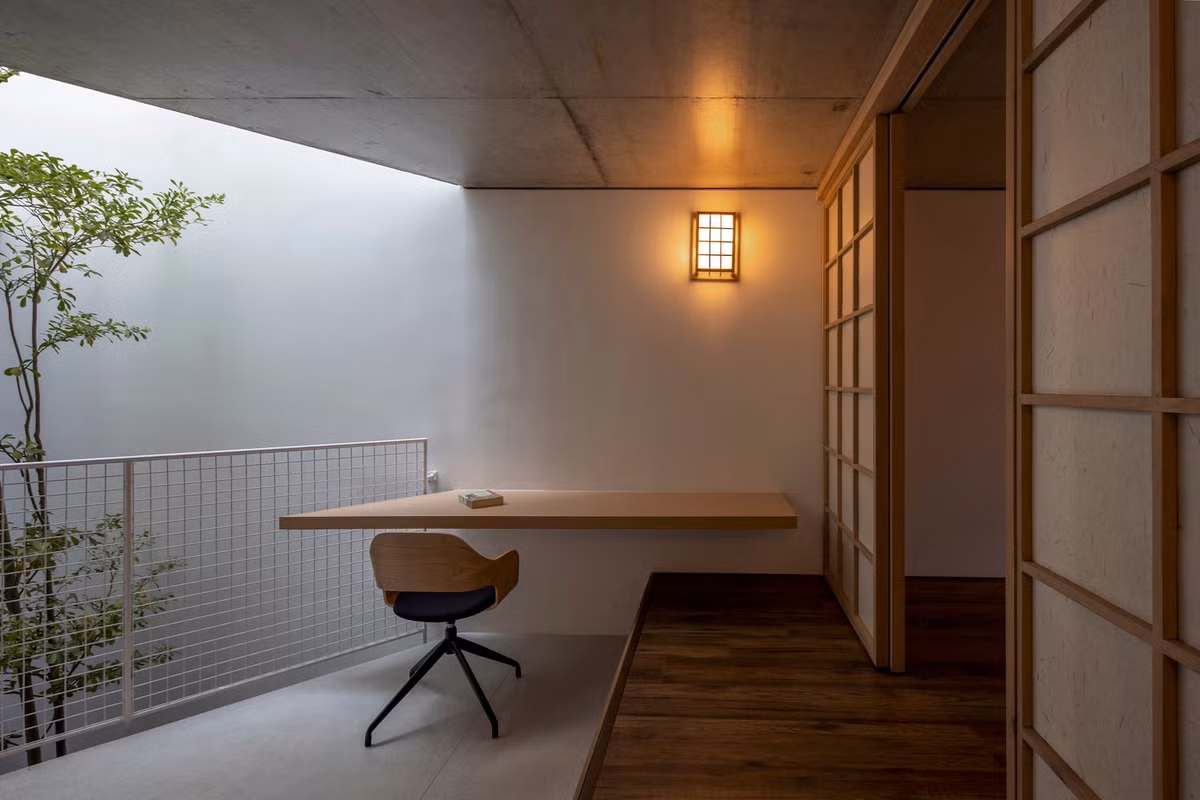 Nội thất gỗ đơn giản mà ấm cúng.