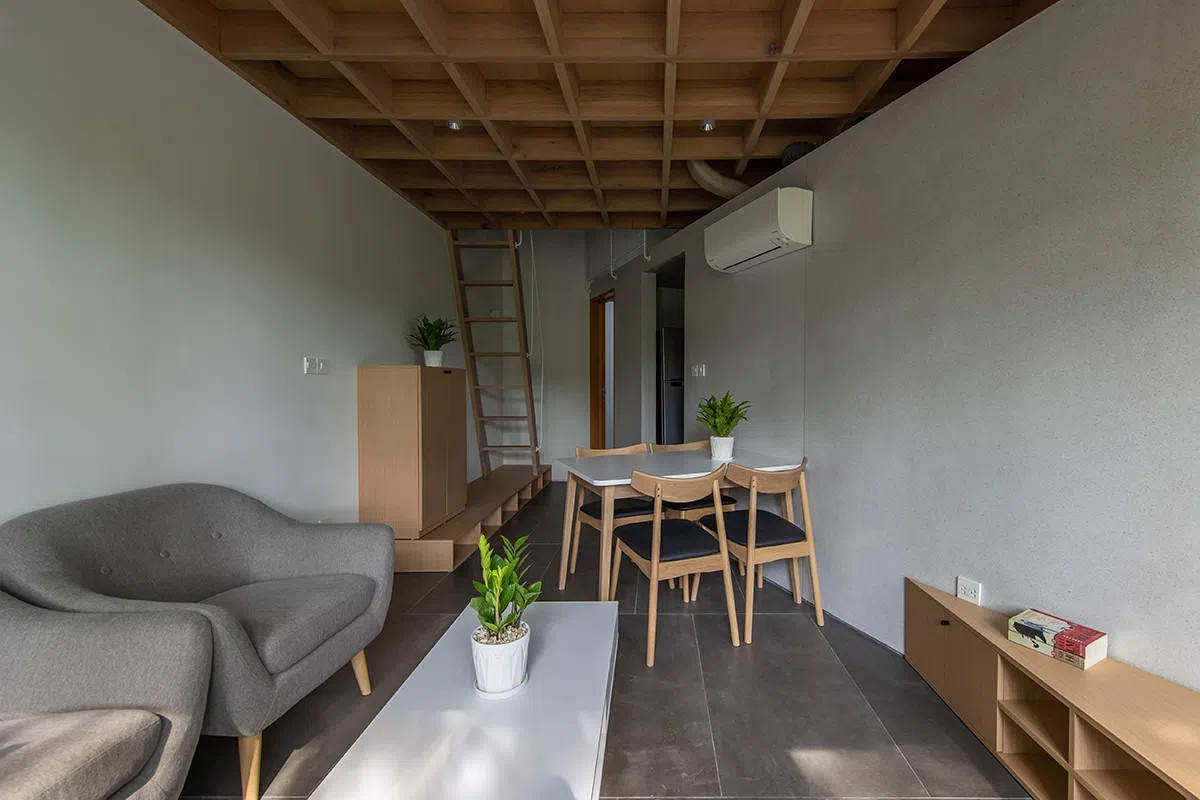 Phòng khách mở, tiếp giáp với phòng ăn được bố trí gọn gàng.