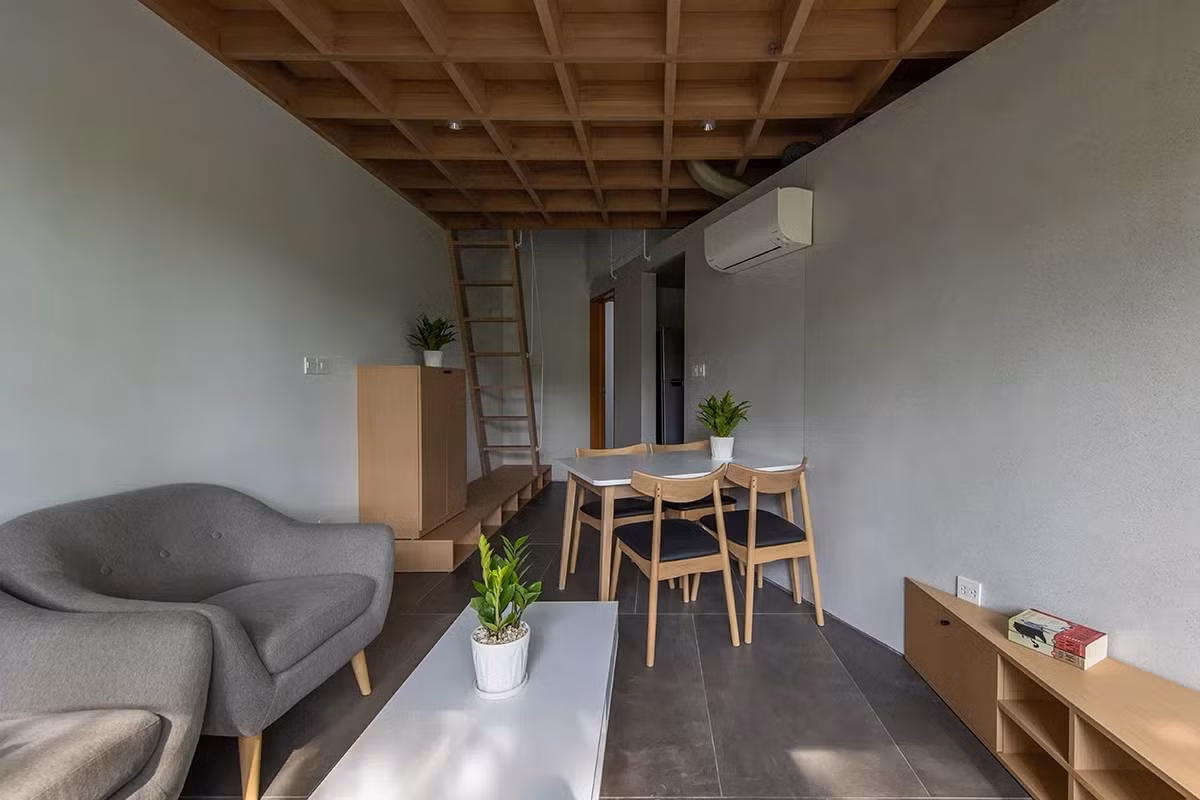 Phòng khách mở, tiếp giáp với phòng ăn được bố trí gọn gàng.