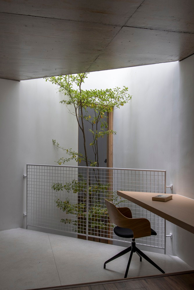 Góc làm việc thiết kế ngay cạnh giếng trời tạo không gian thư thái.