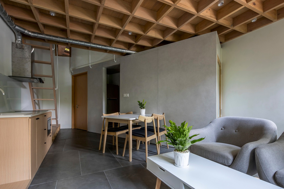 Bốn căn hộ cấu trúc 2 tầng (duplex) được định hình về khối tích từ những nhu cầu chức năng bao gồm: Không gian chung (bếp, ăn, khách), không gian phụ trợ (vệ sinh, giặt sấy), hai phòng ngủ, góc làm việc.