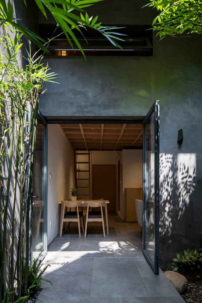 Các không gian được sắp xếp, trượt dịch trong kích thước 5x20m, tạo thành khoảng trống trung tâm – nơi xuất hiện lõi giao thông ngẫu tuyến để tiếp cận các căn hộ tại những cốt cao độ khác nhau.