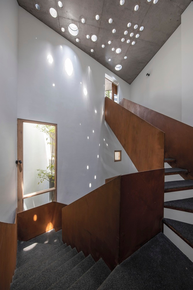 Nhờ đó, ánh nắng mặt trời tạo thành những bông hoa nắng ngập tràn trong không gian. Nguồn ảnh: Hoàng Lê