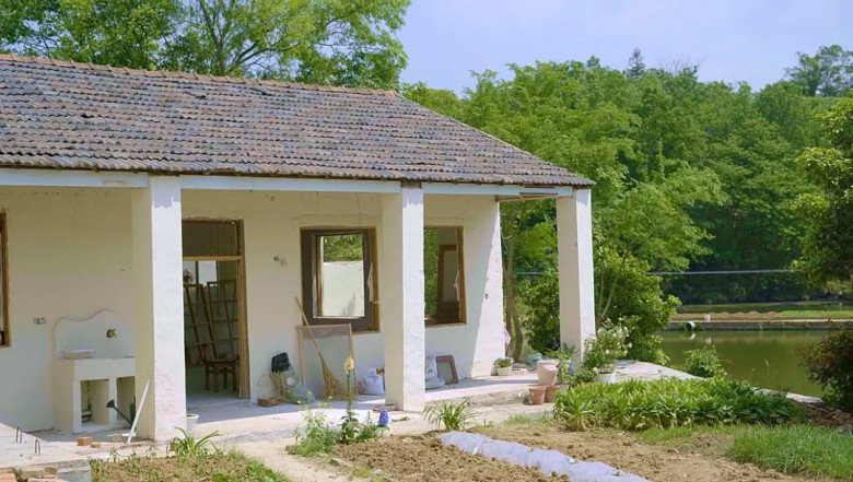 Khát khao có một khoảng sân nhỏ để trồng hoa, Tố Tố (người gốc Nam Kinh, Trung Quốc) quyết định thuê một ngôi nhà khoảng 100m2 để hiện thực hóa ước mơ trồng hoa vào cuối tuần.