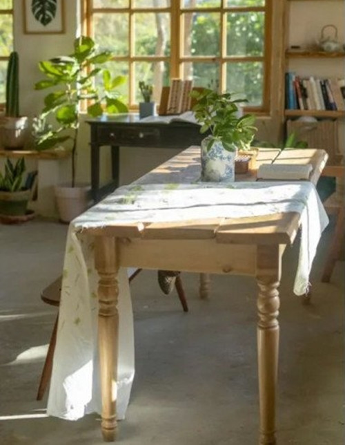 Chiếc bàn cà phê bằng gỗ cũ giá 60 tệ (khoảng 200.000 đồng), giác sách 150 tệ (khoảng hơn 500.000 đồng)....