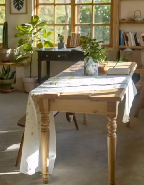 Chiếc bàn cà phê bằng gỗ cũ giá 60 tệ (khoảng 200.000 đồng), giác sách 150 tệ (khoảng hơn 500.000 đồng)....