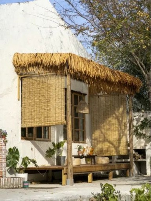 Ngoài sân, gia chủ thiết kế một chiếc chòi để uống trà.