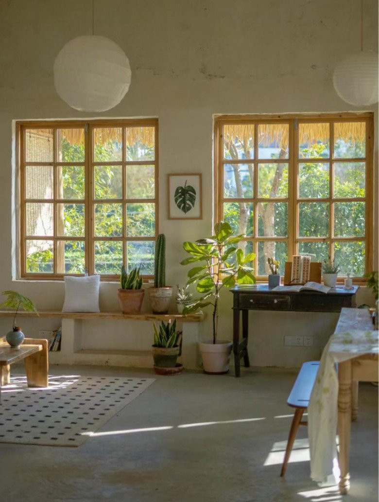 Sau khi thuê căn nhà với giá 400 tệ/tháng (khoảng 1,4 triệu đồng), Tố Tố dành 6 tháng để cải tạo lại "chuồng gà". Cô xây hồ bơi trong vườn và làm rèm bằng cây cối.