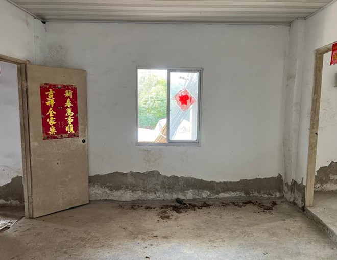 Đây vốn là một ngôi nhà đổ nát dùng để nuôi gà nhưng môi trường xung quanh khá tốt. Phía trước có một vườn rau nhỏ và một cái ao bên cạnh.