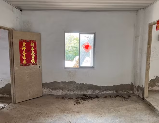 Đây vốn là một ngôi nhà đổ nát dùng để nuôi gà nhưng môi trường xung quanh khá tốt. Phía trước có một vườn rau nhỏ và một cái ao bên cạnh.