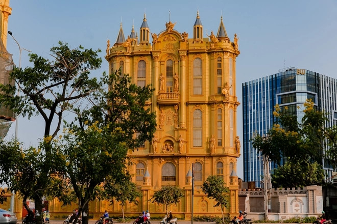 Tòa lâu đài gồm 3 tầng lầu, sơn vàng đồng nổi bật khiến người qua đường không thể rời mắt. Ảnh: Đời sống pháp luật