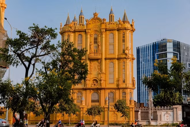 Tòa lâu đài gồm 3 tầng lầu, sơn vàng đồng nổi bật khiến người qua đường không thể rời mắt. Ảnh: Đời sống pháp luật