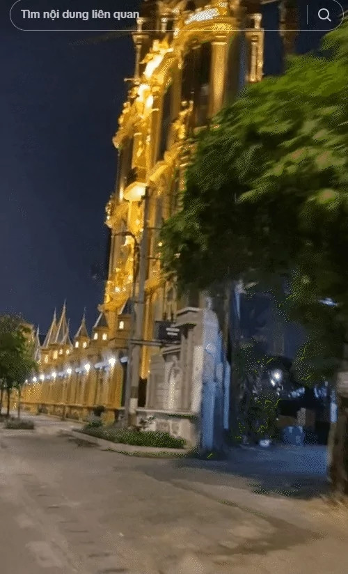 Xung quanh tòa lâu đài bức tường thành kín cổng cao tường. Ảnh: truy.tim.giac.mo