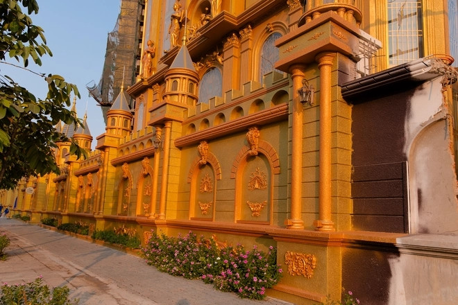 Tòa nhà mang phong cách cổ điển phương Tây với nhiều tượng thần thoại Hy Lạp. Ảnh: Đời sống pháp luật