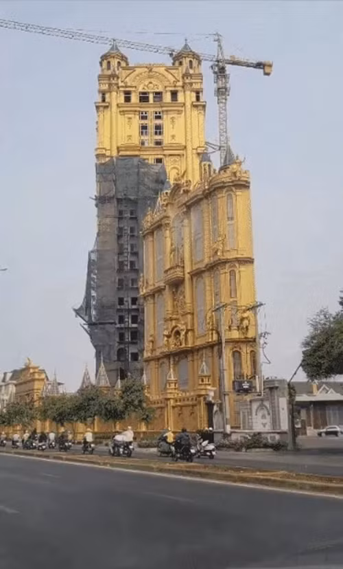 Nếu nhìn từ trên xuống, lâu đài có hình tam giác, như một miếng phô mai bởi rộng phần cửa và hẹp phần đuôi. Ảnh: Rileyshop