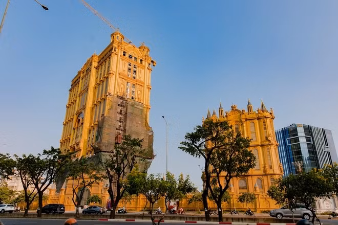 Nằm cạnh toà lâu đài "siêu mỏng" là một toà lâu đài đồ sộ hơn, cao đến 7 tầng, còn đang hoàn thiện. Ảnh: Đời sống pháp luật