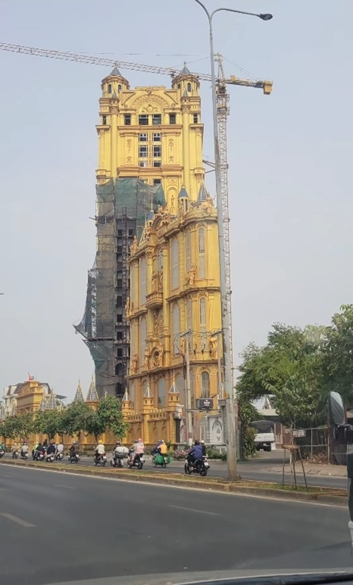 Vừa qua, cộng đồng mạng không khỏi bất ngờ trước một tòa lâu đài "siêu mỏng" nằm ngay trên đường Võ Văn Kiệt, Quận 8 (TP HCM). Ảnh: Rileyshop