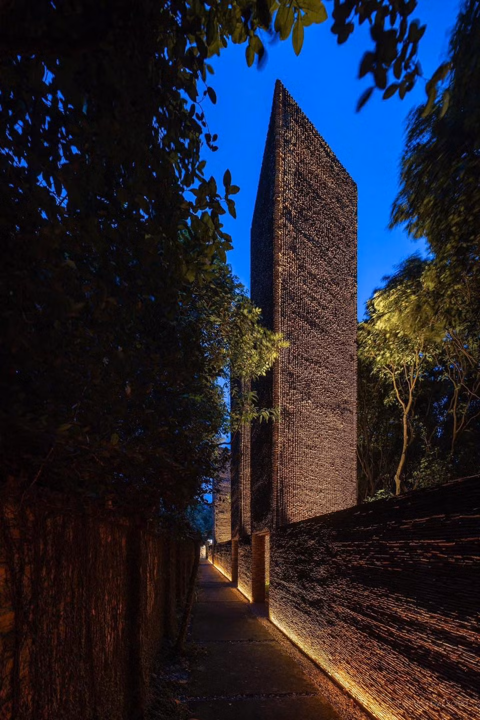 Chia sẻ về căn biệt phủ, nghệ sĩ Xuân Hinh cho biết: "Khu đó của tôi là một quần thể chứ không phải nhà. Quần thể này gọi là bảo tàng đạo Mẫu. Trong đó có một khu Linh Từ uống nước nhớ nguồn và một thư viện lưu giữ văn hóa truyền thống". Ảnh: FB Xuân Hinh