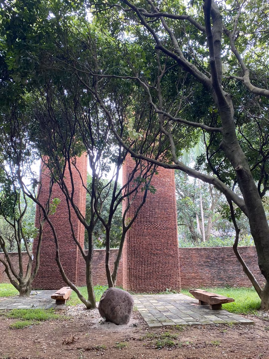 NSƯT Xuân Hinh mất đến 7 - 8 năm chỉ để mua ngói và nguyên liệu. Sau đó, nam danh hài mất thêm hơn 4 năm nữa để xây dựng. Ảnh: FB Xuân Hinh