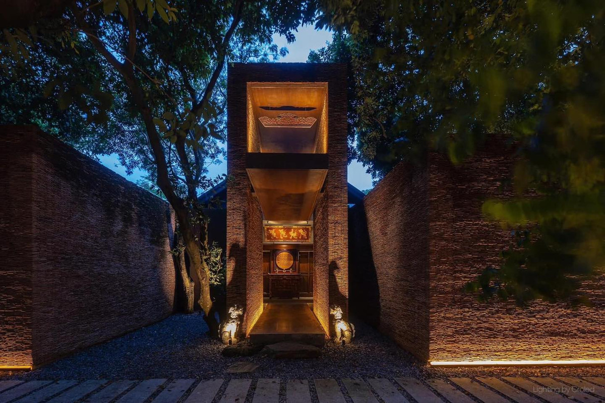 Mới đây, danh hài Xuân Hinh chia sẻ hình ảnh "Bảo tàng Đạo Mẫu sau bão". Đây là cơ ngơi rộng 5.000m2 của nam nghệ sĩ tại Sóc Sơn, ngoại thành Hà Nội. Ảnh: FB Xuân Hinh