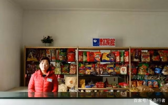 Một kiểu cửa hàng thứ 3 nữa là quán bán lẻ ven đường, quy mô nhỏ nhưng chiếm số lượng nhiều nhất tại Triều Tiên. Mặt hàng chủ yếu là đồ ăn vặt, nước ngọt... Ảnh: Baidu