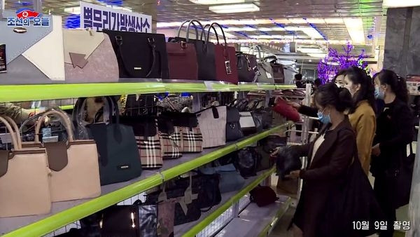 Một cửa hàng bách hóa ở Bình Nhưỡng chứa đầy những chiếc túi xách nhái từ các thương hiệu nổi tiếng lớn. Ảnh: North Korea Today