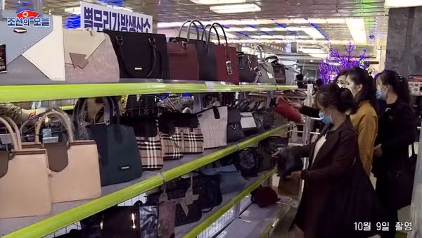 Một cửa hàng bách hóa ở Bình Nhưỡng chứa đầy những chiếc túi xách nhái từ các thương hiệu nổi tiếng lớn. Ảnh: North Korea Today