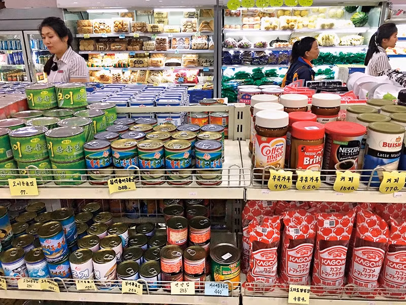 Những cửa hàng này có quy mô lớn, hàng hóa phong phú, có thể mua được cả sản phẩm nhập khẩu. Giá các mặt hàng ở đây khá cao và khách hàng có thể mua bằng tiền mặt, không cần tem phiếu. Ảnh: Businesstoday