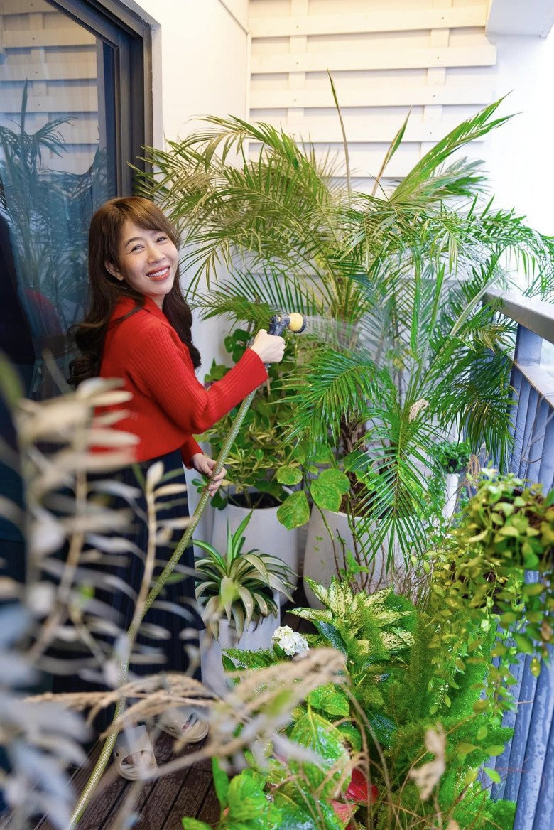 Đáng chú ý, khu vực ban công nhỏ nhưng MC Diệp Chi trồng đủ loại cây, phủ khắp không gian.