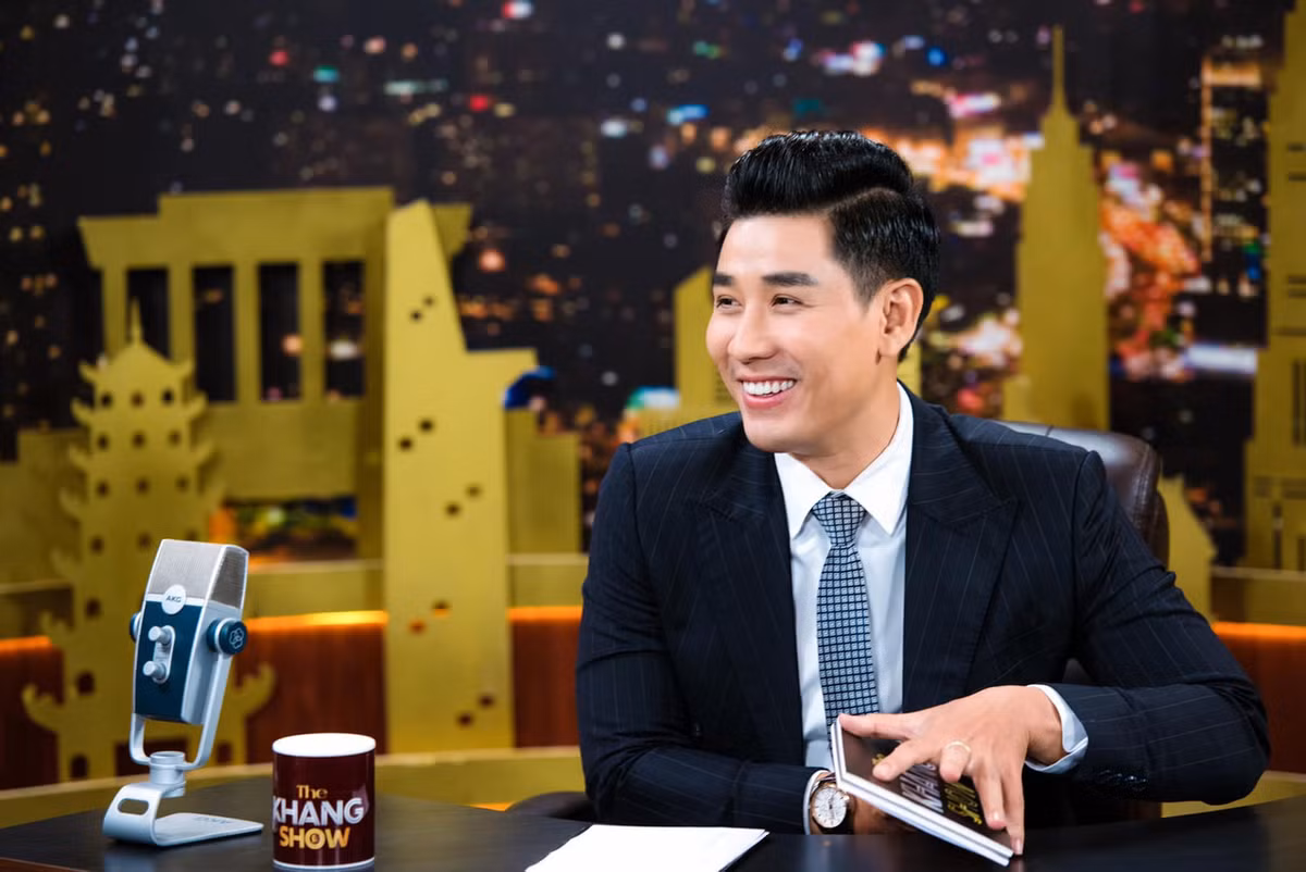 Không chỉ thành công trên con đường nghệ thuật, MC Nguyên Khang còn mát tay kinh doanh. Anh là chủ của chuỗi nhà hàng chả cá nổi danh tại TP HCM. Ảnh: Vietnamnet