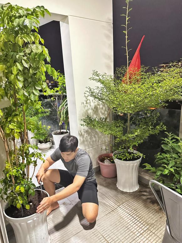 Trên trang cá nhân, MC Nguyên Khang từng hé lộ góc ban công ngập tràn cây xanh khiến khán giả xuýt xoa. Ảnh: FBNV