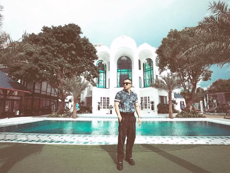 Biệt thự của Vũ Khắc Tiệp ở khu Thảo Điền (TP HCM) được hé lộ vào giữa năm 2021. Khi đó, "ông bầu" chia sẻ đã đầu tư số tiền rất lớn để hoàn thiện cơ ngơi của mình.