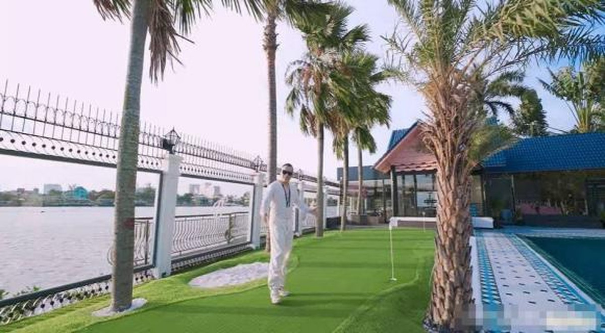 Ngoài bể bơi lớn, "ông bầu" Vũ Khắc Tiệp còn thiết kế cả sân golf.