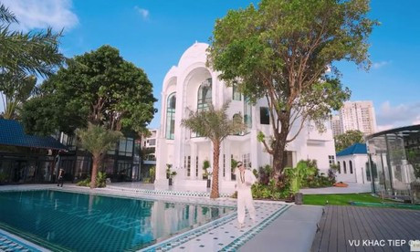 Ông trùm chân dài đã kể lại những kỷ niệm gắn bó với ngôi nhà view sông này cũng như loạt khó khăn vất vả phải đối mặt. Nguồn ảnh: FBNV, chụp màn hình