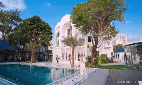 Ông trùm chân dài đã kể lại những kỷ niệm gắn bó với ngôi nhà view sông này cũng như loạt khó khăn vất vả phải đối mặt. Nguồn ảnh: FBNV, chụp màn hình