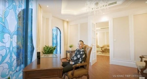 Nội thất trong nhà vừa hiện đại vừa cổ điển, thanh lịch.