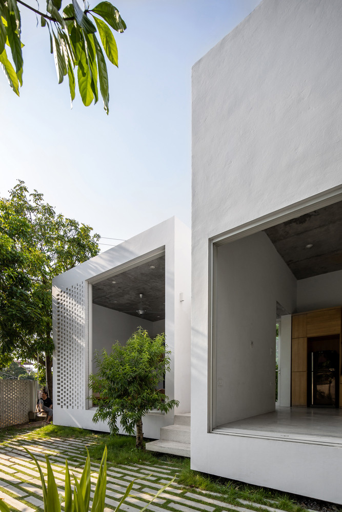 Bao quanh nhà là sân vườn và cây xanh, tạo không gian sống gần gũi thiên nhiên. Ảnh: HoangLe Photography