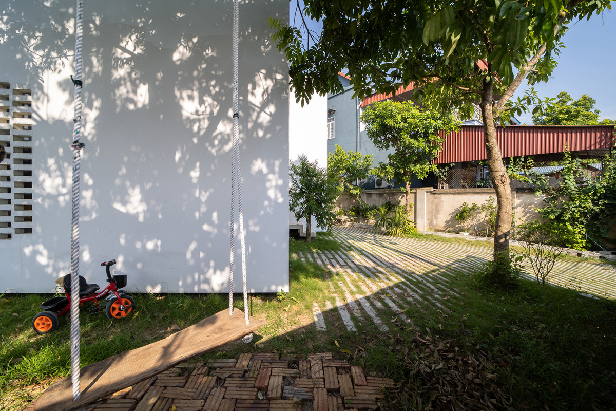 Bên dưới tán lá xanh là sân chơi và khu vực cho trẻ em chơi đùa trên bãi cỏ. Một số khu vực có thể được dùng để nuôi gia cầm phục vụ bữa ăn hàng ngày, như gà, thỏ, chim... Ảnh: HoangLe Photography