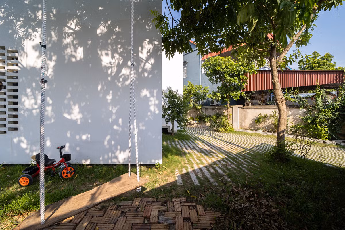 Bên dưới tán lá xanh là sân chơi và khu vực cho trẻ em chơi đùa trên bãi cỏ. Một số khu vực có thể được dùng để nuôi gia cầm phục vụ bữa ăn hàng ngày, như gà, thỏ, chim... Ảnh: HoangLe Photography