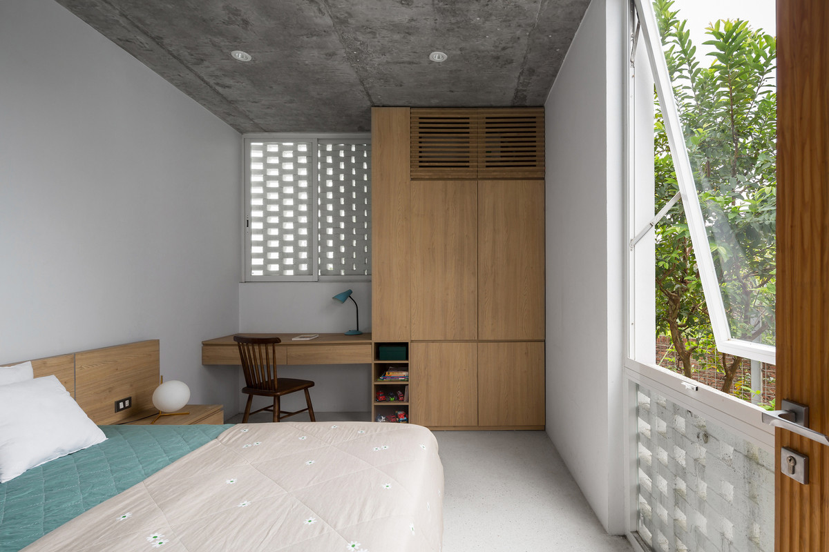 Những mảng tường gạch đặc rỗng tạo sự riêng tư nhất định và hạn chế nắng chiếu trực tiếp vào không gian bên trong. Ảnh: HoangLe Photography