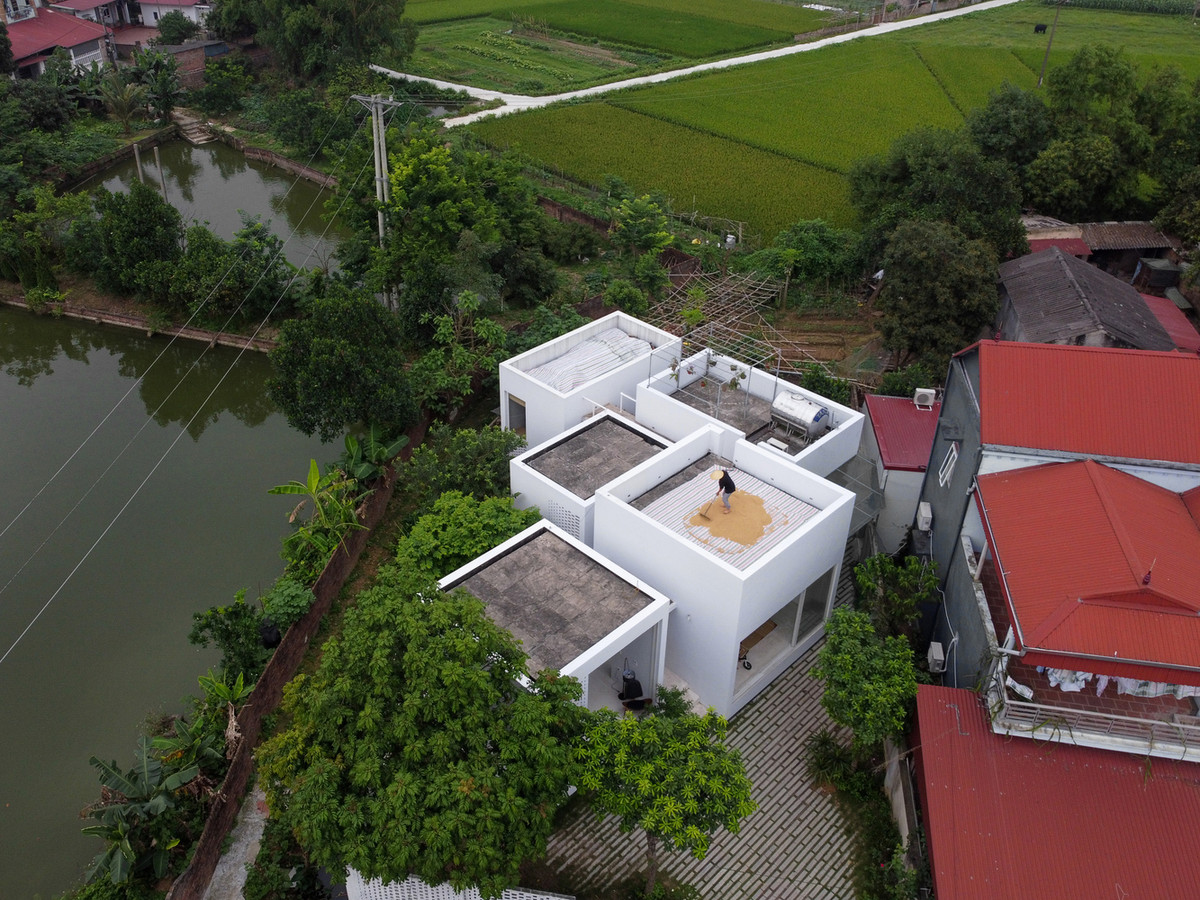 Yêu cầu đặt ra cho kiến trúc sư là căn nhà gần gũi với thiên nhiên, đồng thời vẫn có không gian để phục vụ sản xuất nông nghiệp, tăng sự kết nối giữa các thành viên trong gia đình, tạo môi trường sống an toàn, lành mạnh và thân thiện. Ảnh: HoangLe Photography