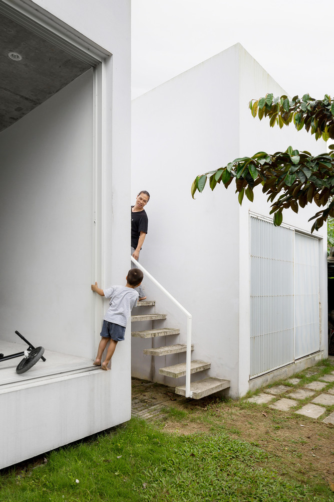 Tầng 1 được nâng cao giúp giải phóng mặt bằng xuống mặt đất và tránh độ ẩm từ đất và đồng thời hạn chế chuột, rắn...Ảnh: HoangLe Photography