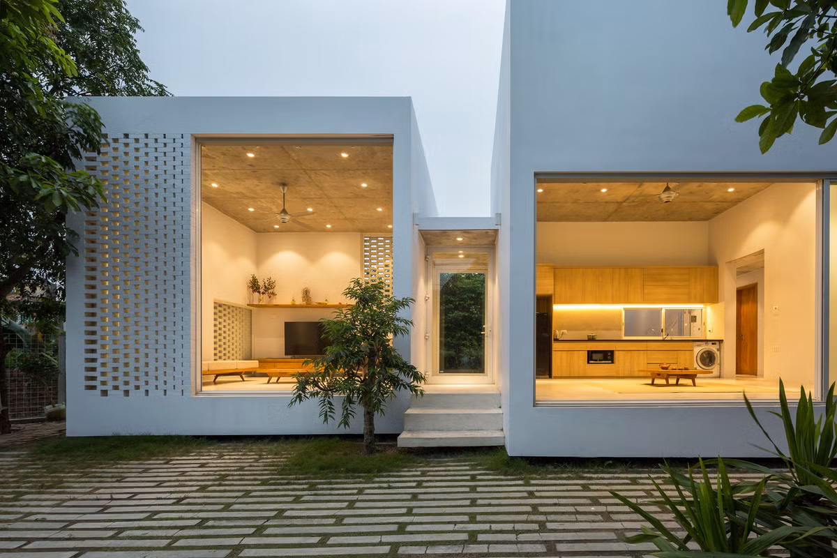 Các khối công năng đáp ứng nhu cầu của gia đình bao gồm phòng sinh hoạt chung, bếp ăn, 03 phòng ngủ, kho và nhà vệ sinh. Ảnh: HoangLe Photography