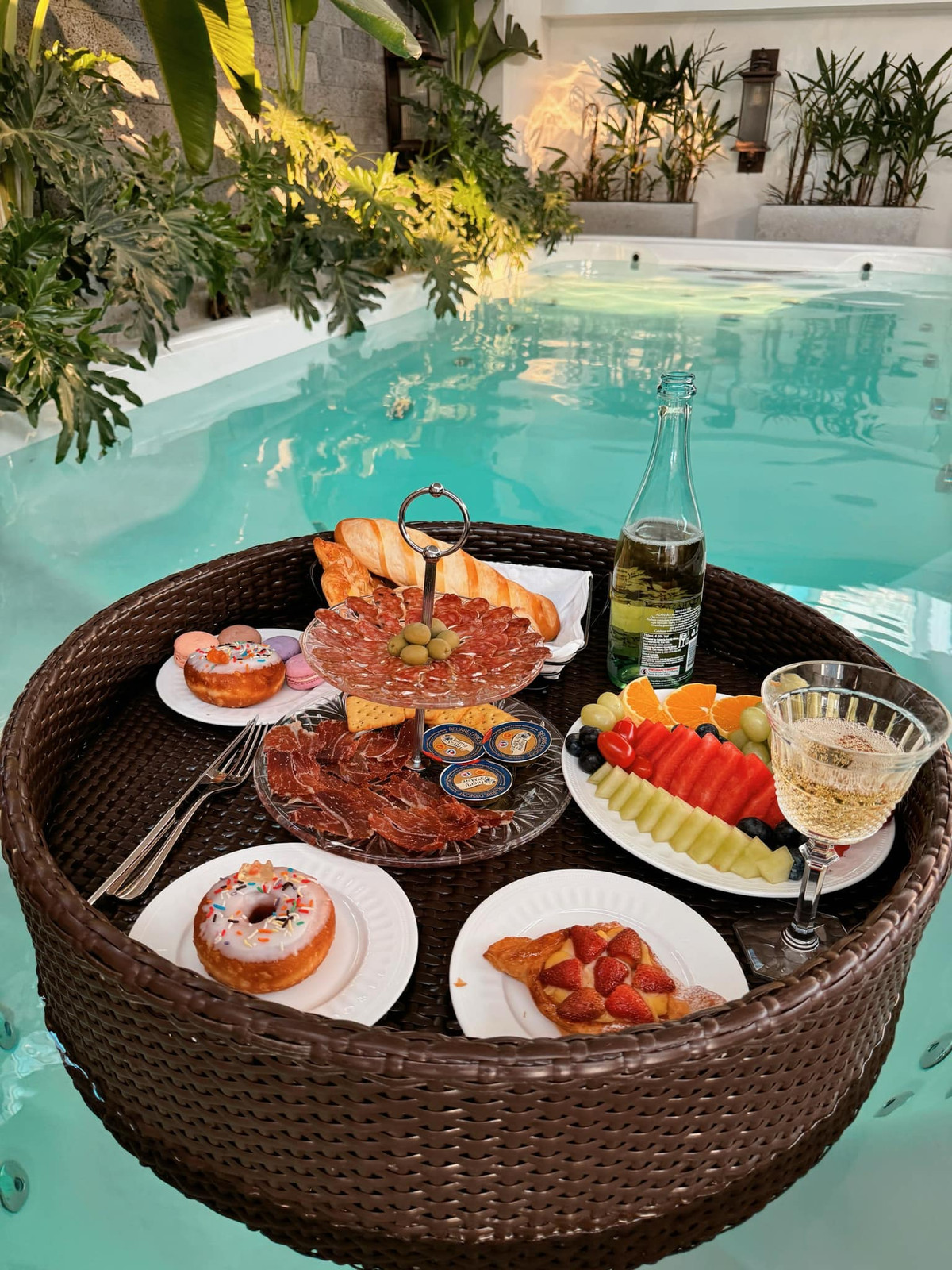 Qua đó, nhiều khán giả xuýt xoa trước căn biệt thự đẹp như khu nghỉ dưỡng của Phương Oanh - Shark Bình.